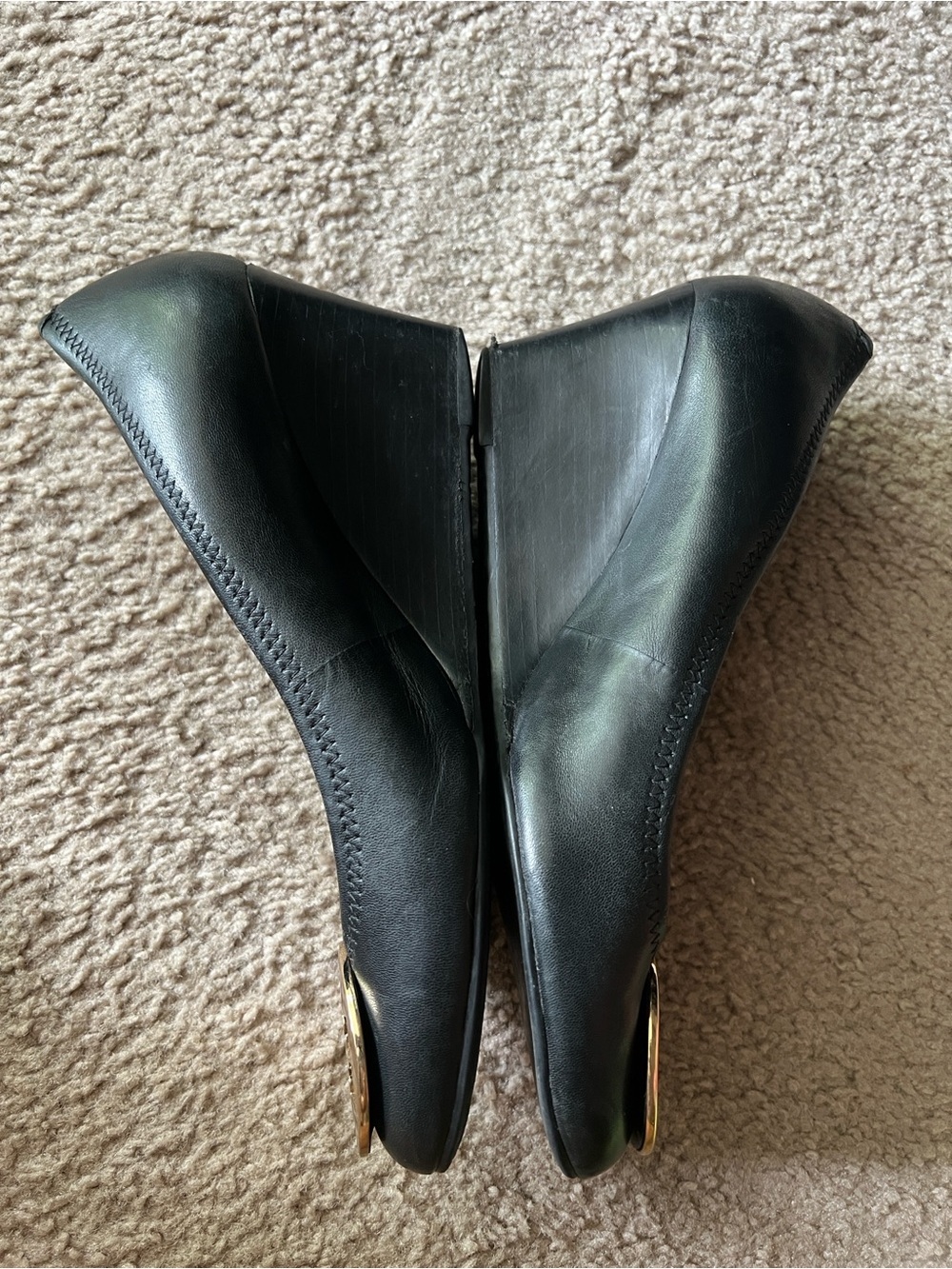 Tory Burch Sally Wedge Black Gold Logo Leather Heels Pumps Sz 9.5 - Picture 4 of 8